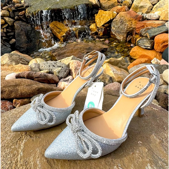 a new day Shoes - NWT 🆕 Sparkly Silver Bow Pumps Sz 8.5